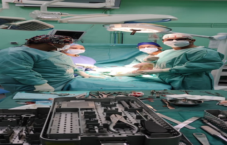 نجاح عملية جراحية لاستبدال كُلِّي لمفصل ركبة مريضة بمفصل اصطناعي بالمستشفى الإقليمي بأزيلال