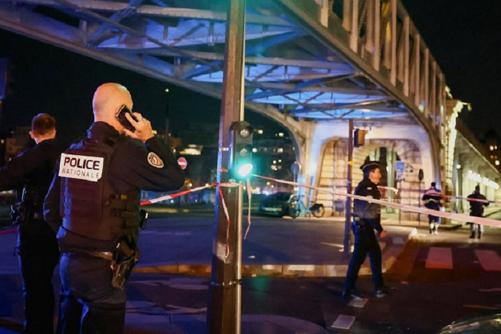 باريس: هجوم بالسلاح الأبيض ينهي حياة سائح أجنبي ويصيبآخرين بجروح 