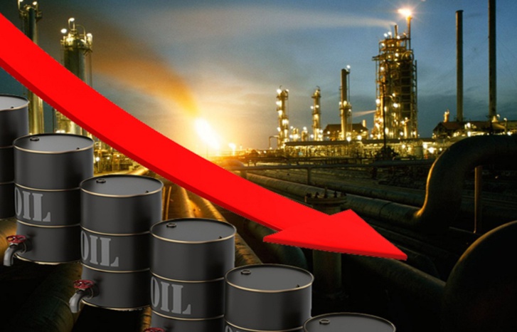 أسعار النفط تتراجع ومخاوف من تشديد نقدي وارتفاع المخزونات