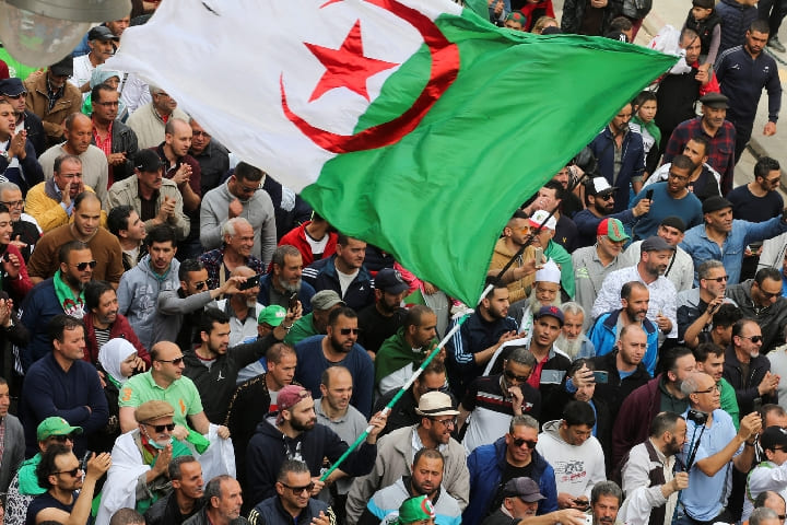 الجزائر تلهث لحل أزمة العطش وسط احتجاجات شعبية