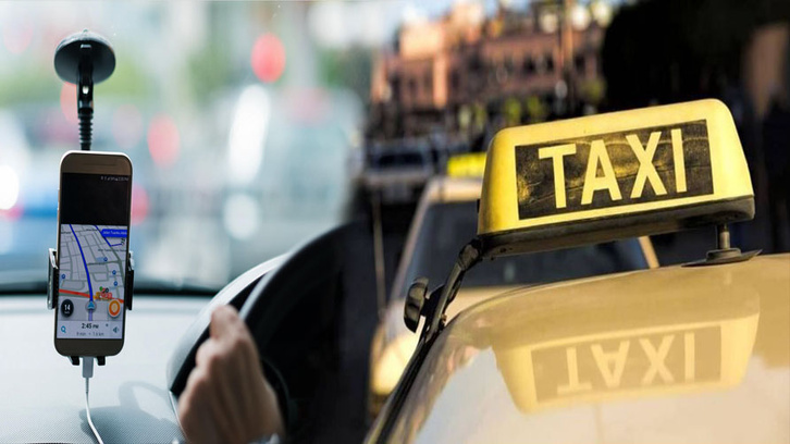 La policía de Al-Bayda interviene para resolver una disputa entre taxistas y servicios de transporte a través de aplicaciones