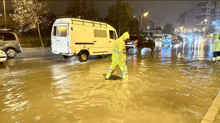 أمطار رعدية غزيرة تجتاح مدينة طنجة وتغرق شوارعها