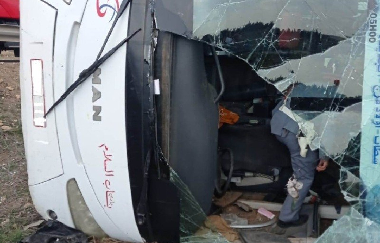 35 إصابة في انقلاب حافلة لنقل المسافرين بسطات