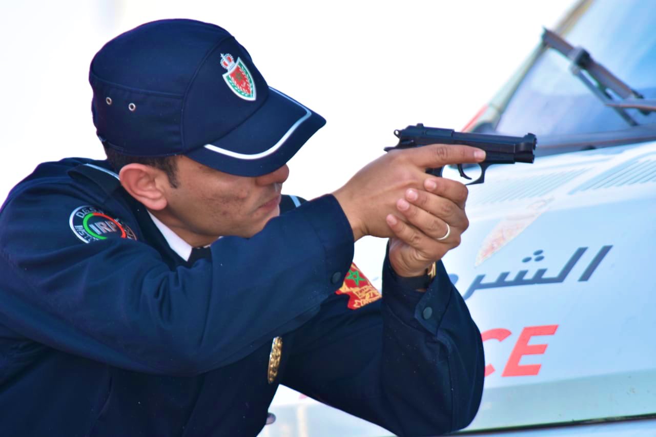 شرطي يشهر سلاحه الوظيفي دون استعماله بالبرنوصي
