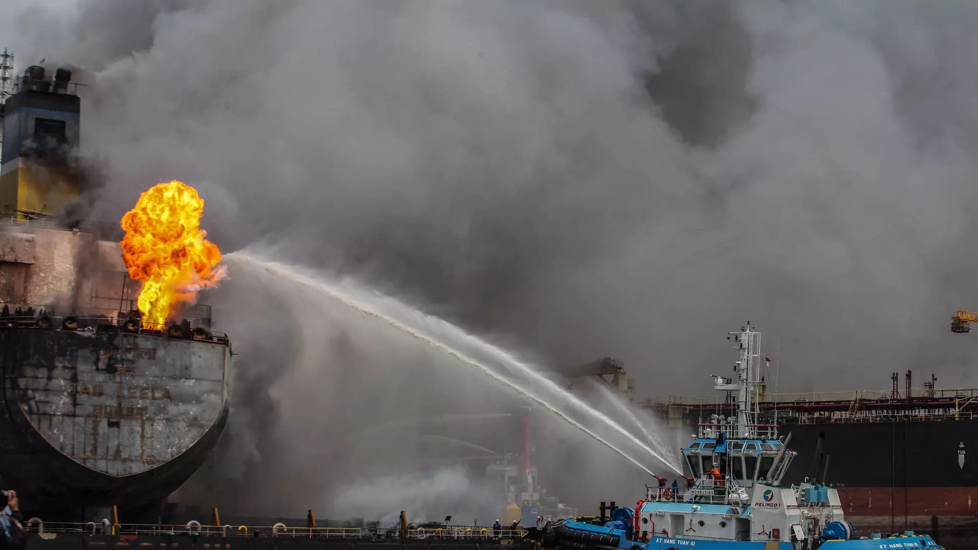 حريق بإحدى سفن الشحن التجاري بمياه الجرف الأصفر يستنفر سلطات الجديدة