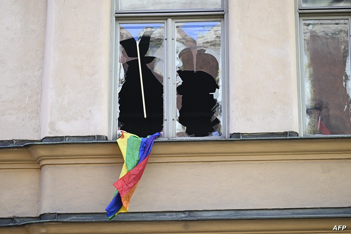 La police suédoise arrête un homme qui avait accroché un drapeau gay à l'ambassade du Maroc