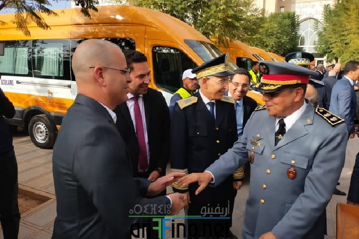 والي جهة الشرق يشرف على توزيع حافلات النقل المدرسي تخليداً لعيد الاستقلال