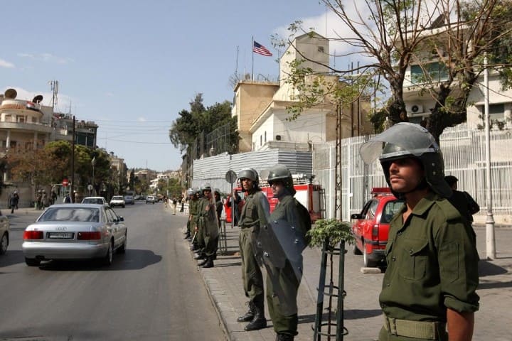 عاجل.. السفارة الأمريكية بدمشق تحث رعاياها على مغادرة سوريا