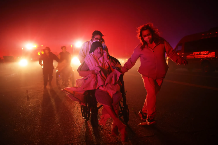 El número de muertos por los incendios en Estados Unidos aumenta a medida que el fuego llega a la zona histórica de Hollywood