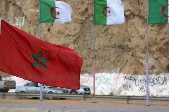 الجزائر تسلم 36 مغربيا كانوا سجناء لديها عبر معبر "زوج بغال"