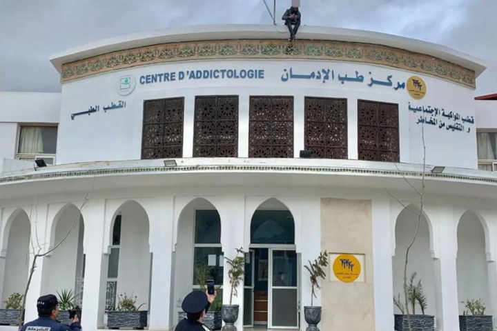 Douleur due à une tentative de patient de se suicider du haut du centre de lutte contre la toxicomanie à Tetouan