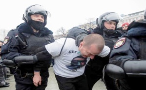 قوات الأمن الروسية تعتدي بالضرب على متظاهرين ضد الرئيس وتعتقل زوجة معارض معتقل