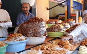مقاهي ومطاعم البيضاء تتحول إلى محلات بيع الحلويات والمعجنات في رمضان