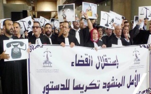 بالفيديو.. محامون يحتجون في البيضاء على مضامين تسجيل صوتي منسوب لقضاة