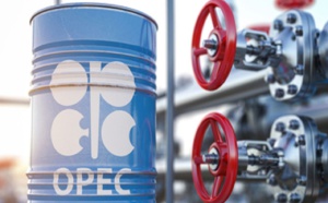 النفط يتراجع من أعلى مستوياته وسط توقعات بشح الإمدادات