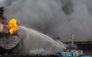 حريق بإحدى سفن الشحن التجاري بمياه الجرف الأصفر يستنفر سلطات الجديدة