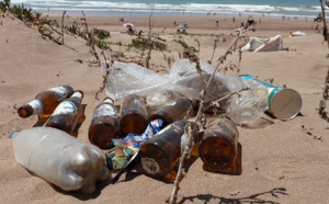 النفايات تغزو شاطئ الحوزية ومطالب ملحة بتسيير حملة نظافة