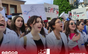 أسر‭ ‬طلبة‭ ‬ ‬الطب تدعم‭ ‬أبناءها‭ ‬في‭ ‬وقفة‭ ‬احتجاجية‭ ‬وتدعو‭ ‬إلى‭ ‬الاستجابة‭ ‬لمطالبهم