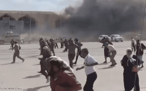 انفجارات إستهدفت مطار عدن مع وصول الحكومة الجديدة