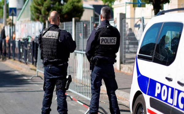 الشرطة الفرنسية تقتل مسلحا بسيف صغير في باريس