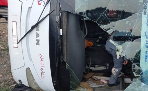 35 إصابة في انقلاب حافلة لنقل المسافرين بسطات
