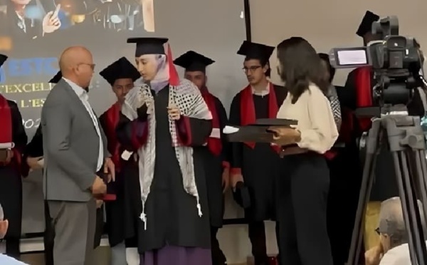 رفض تسليم جائزة لطالبة ترتدي الكوفية الفلسطينية يثير غضباً واسعاً في المغرب