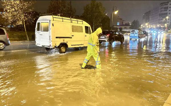 أمطار رعدية غزيرة تجتاح مدينة طنجة وتغرق شوارعها