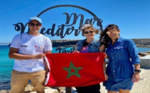 ثلاثة سباحين مغاربة يقطعون مضيق جبل طارق