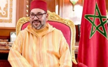 جلالة الملك يهنئ أعضاء المنتخب المغربي داخل القاعة بمناسبة فوزه بكأس العرب