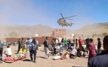 الجيش والدرك الملكي يستعملان طائرات الهليكوبتر لإلقاء المساعدات للساكنة المحاصرة في الجبال