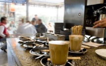 أرباب المقاهي يفاجئون المغاربة برفع أسعار القهوة والمشروبات الغازية
