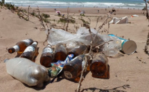 النفايات تغزو شاطئ الحوزية ومطالب ملحة بتسيير حملة نظافة